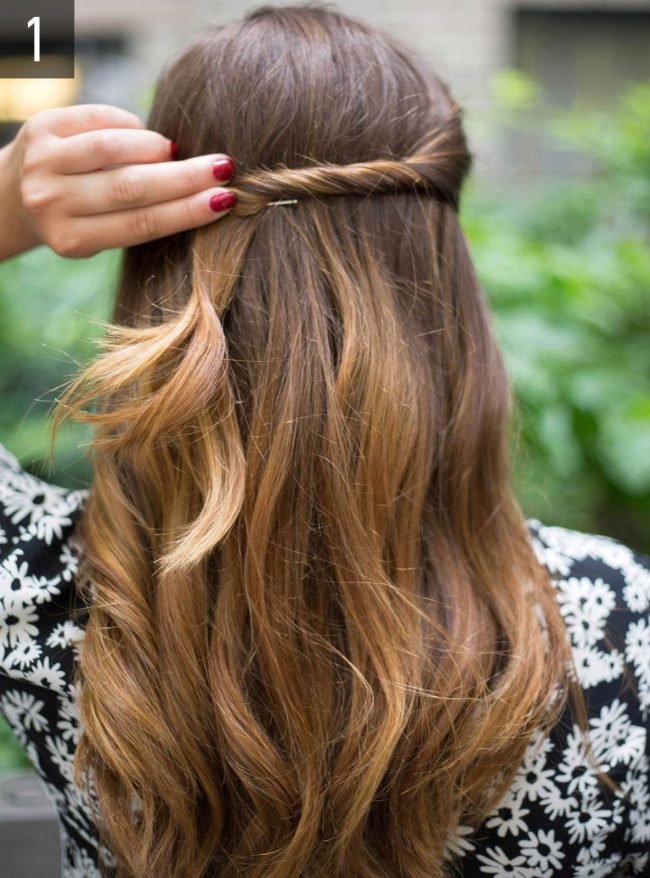 Скручиваем прядь с одной стороны и фиксируем ее посреди затылка с помощью невидимки legkie_pricheski_ (11)