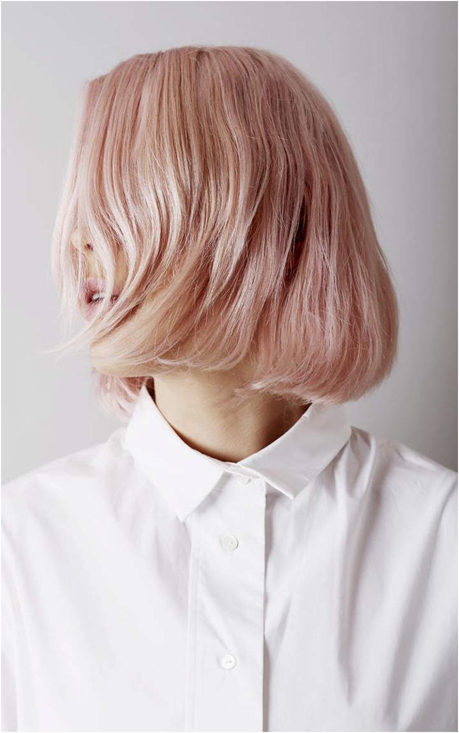 Розовый блонд на коротких волосах