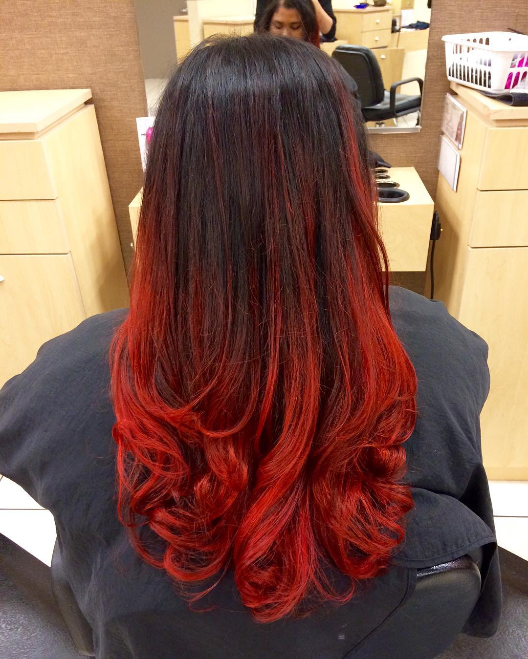 Красное мелирование на темные волосы фото средней длины