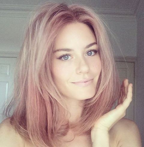 Модный розовый оттенок на волосах